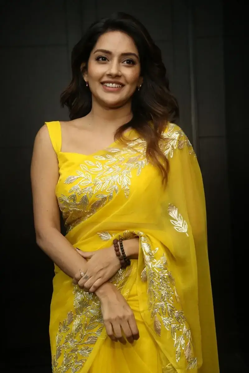 MALAYALAM ACTRESS MAHIMA NAMBIAR IMAGES IN YELLOW SAREE 13